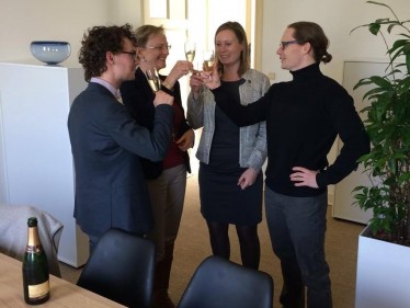 Medarbejdere hos CentralDenmark EU Office skåler for afleveringen af projektansøgningen